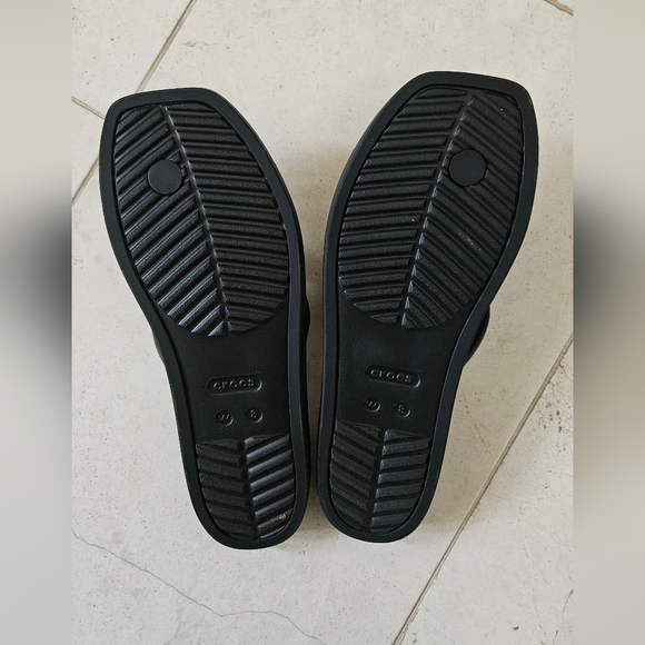 CROCS Classic Black Sandals - Picture 2 of 2
